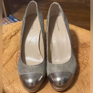 Tahari “Laura” Gold Heels with Contrast Toe, Size 8